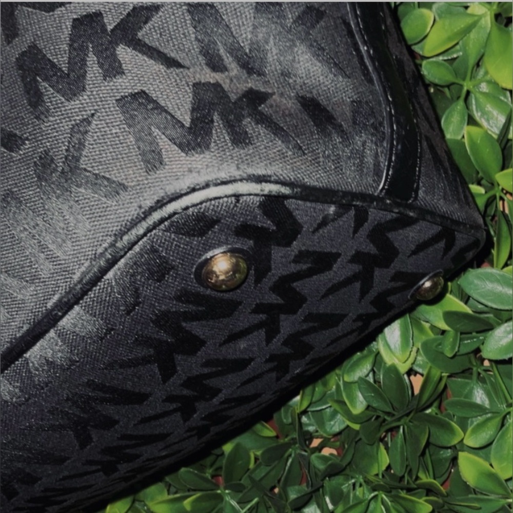 SOLD Michael Kors MK tote in black. Pre-loved 2013. - Picture 6 of 10